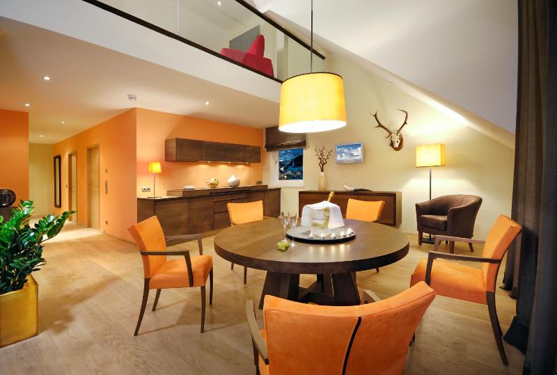 Deluxe Three-Bedroom Apartment image 3