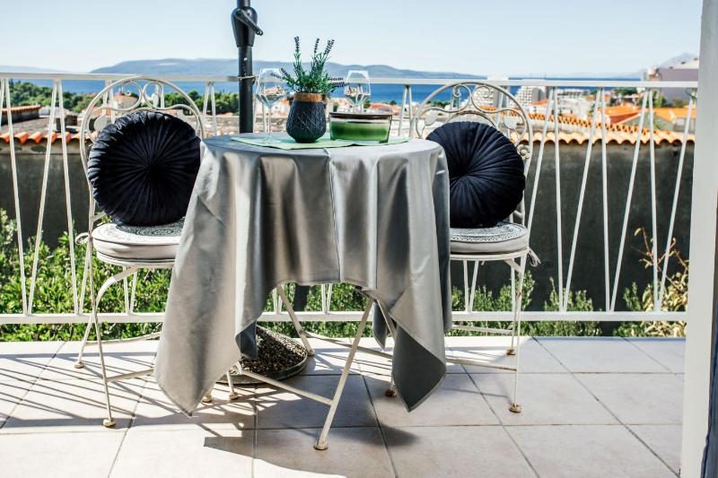 Three-Bedroom Apartment with Balcony and Sea View image 3