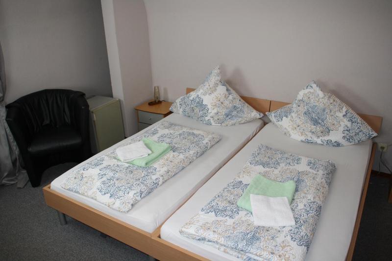 Twin Room with Bathroom image 3