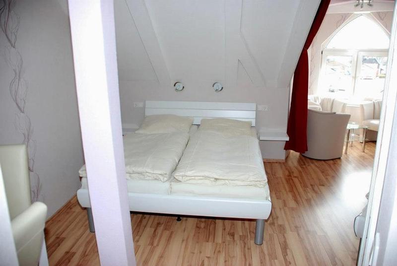 Triple Room with Shower & Toilet image 3