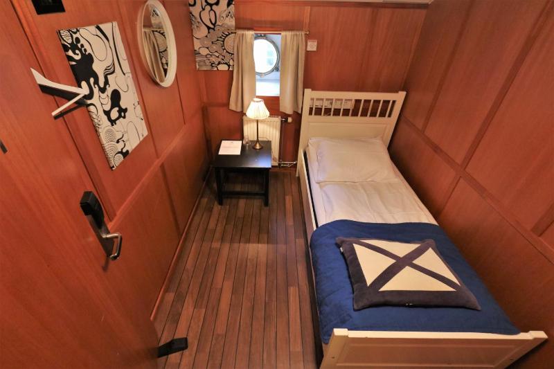 Single Room with Shared Shower and Toilet image 1