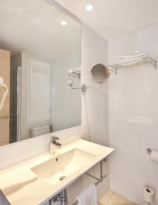 Double Room with Balcony image 3