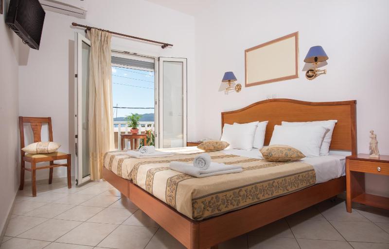 Double or Twin Room with Partial Sea View image 4