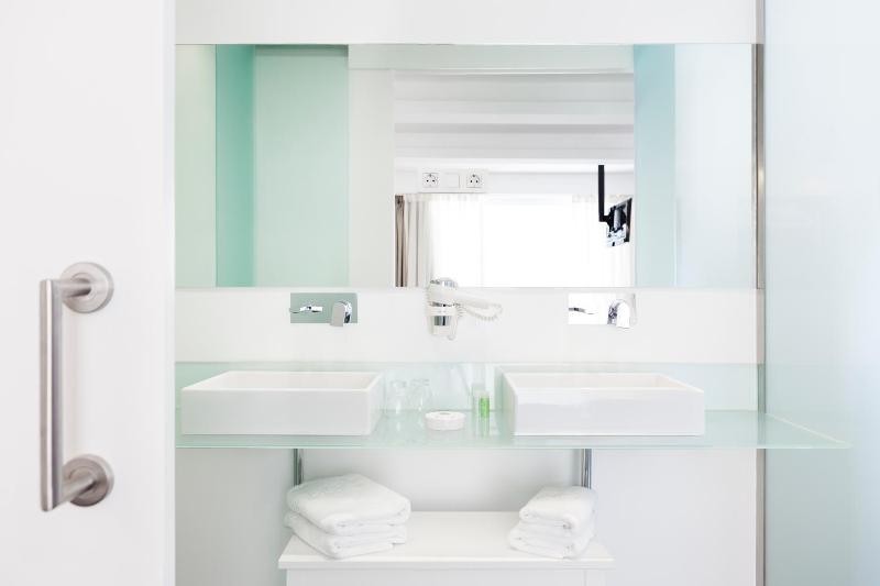 Junior Suite (1-2 Adult) image 4