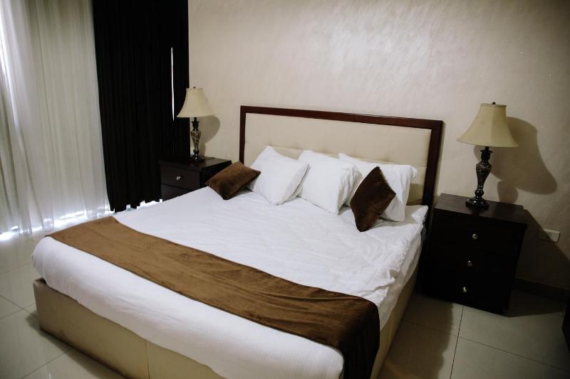 Three-Bedroom suite/Connecting image 2