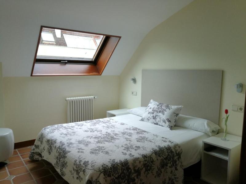 Small Double Room image 3