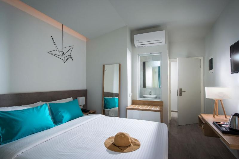 Standard Double Room image 3
