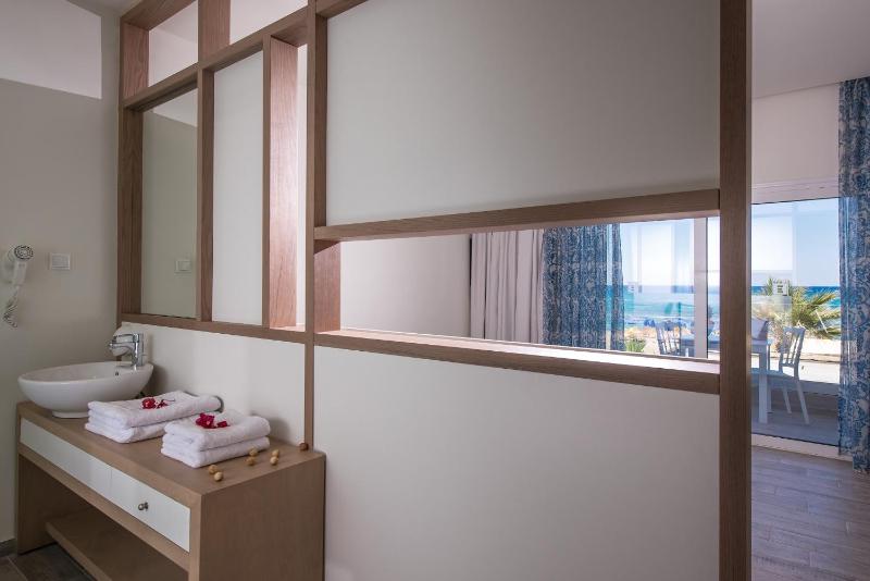 Junior Suite Front Sea View image 3