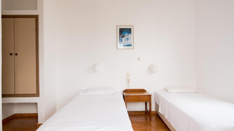 Standard Twin Room image 4