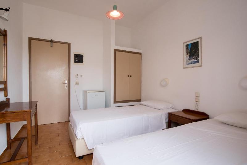 Standard Twin Room image 3
