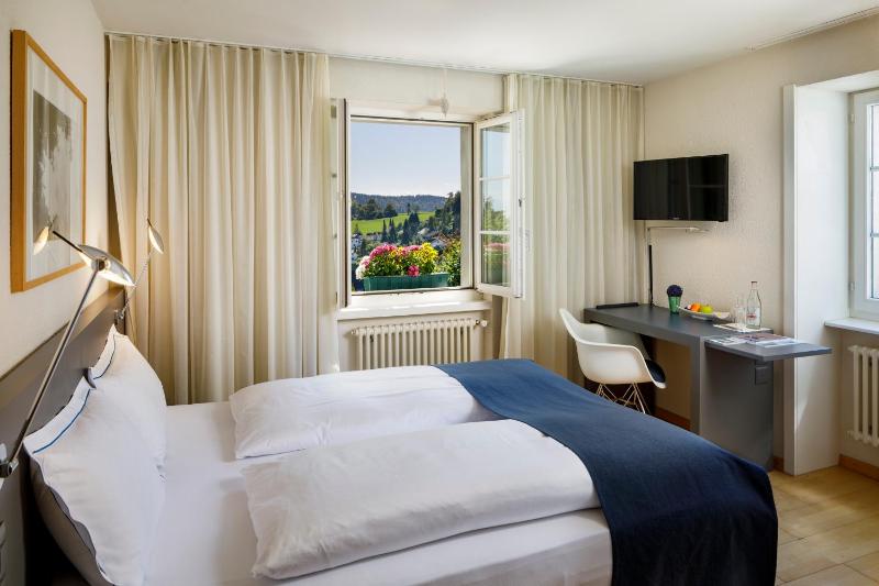 Standard Twin Room image 1