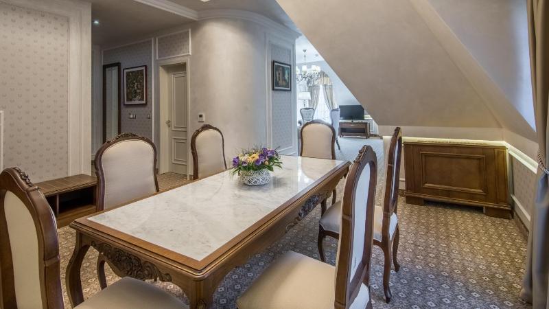 Residence City Garden - Certificate of Excellence Top 10 BEST Five-Stars City Hotels for 2024 awarded by HTIF - image 41