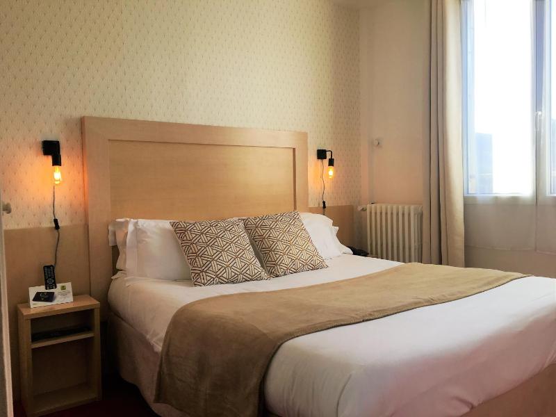 Classic Double Room image 4