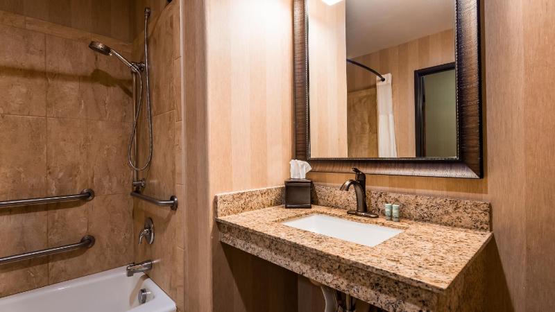 Queen Room with Roll-in Shower - Non-Smoking/Disability Access image 2