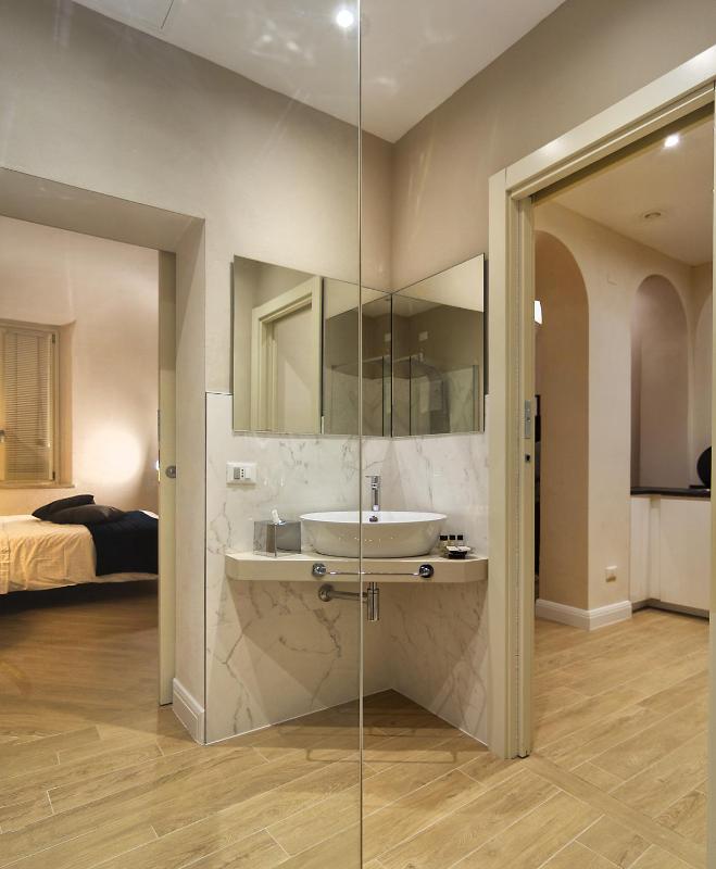 Quadruple Room with Balcony image 4