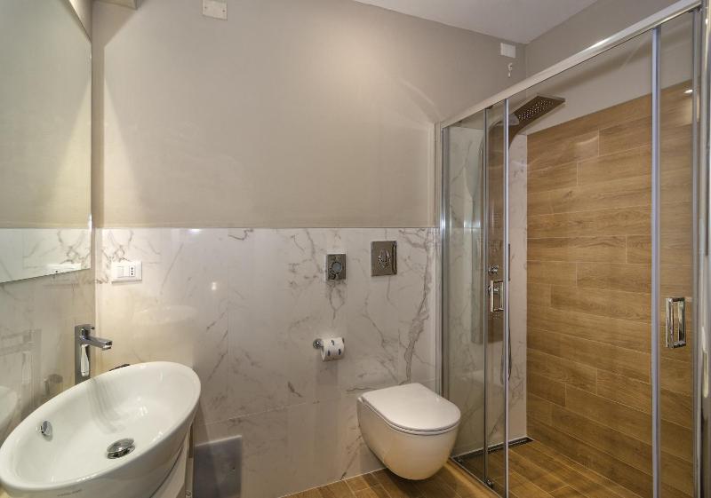 Deluxe Double or Twin Room image 2