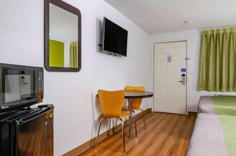 Deluxe Queen Room with Two Queen Beds - Non-Smoking image 2