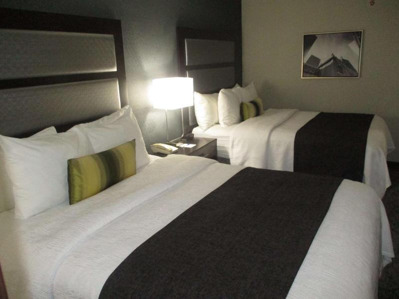 Queen Room with Two Queen Beds image 2