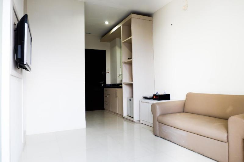 Comfy 1BR Twin Tower Apartment By Travelio - image 13