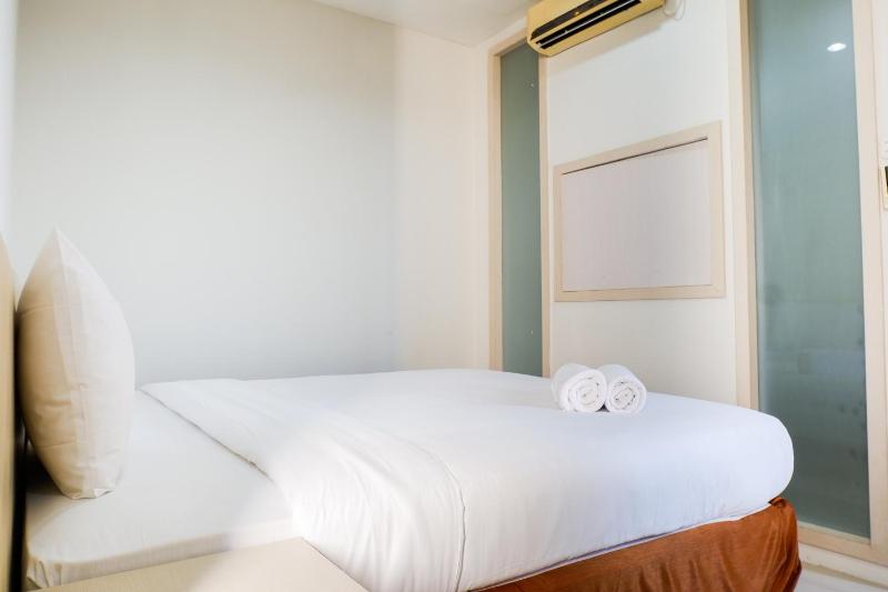 Comfy 1BR Twin Tower Apartment By Travelio - image 3