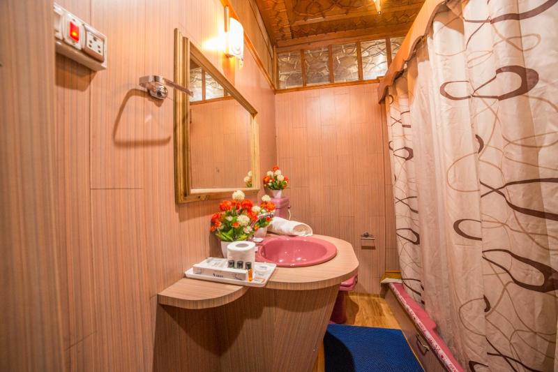 Swan Group of Houseboats Golden Dal Lake - image 6