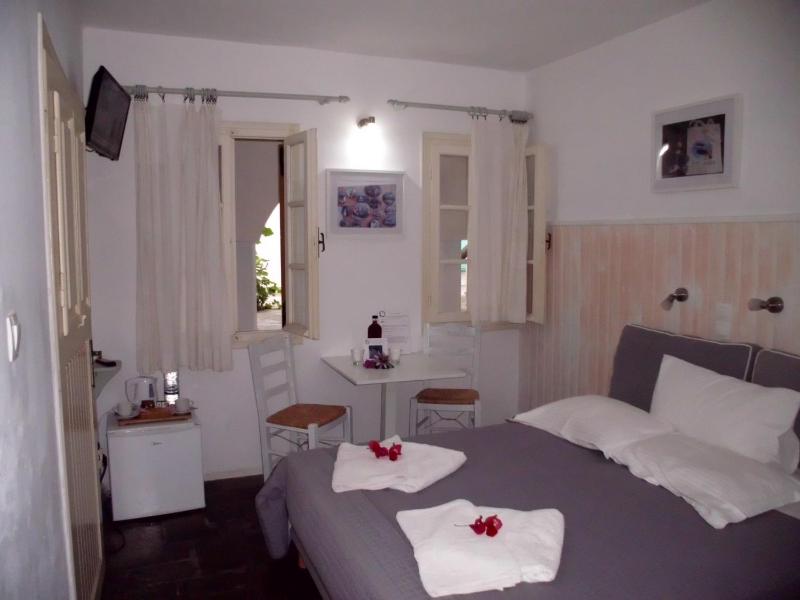 Economy Double Room image 3
