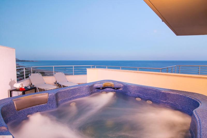 Panoramic Suite with Sea view & Outdoor Jet-bath image 4