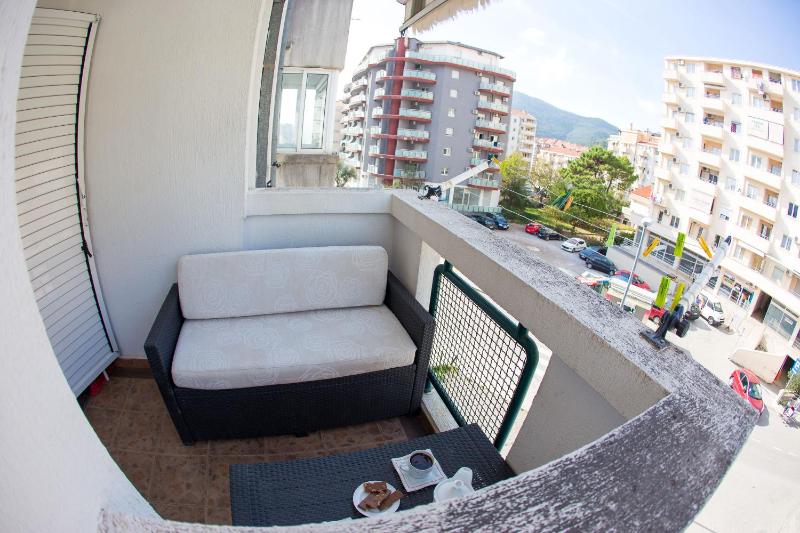 Lav Apartman Budva - image 10