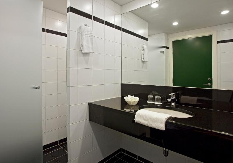 Large Twin Room with Extra Bed image 4