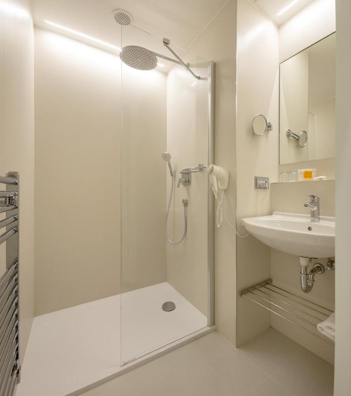 Standard Double Room image 3