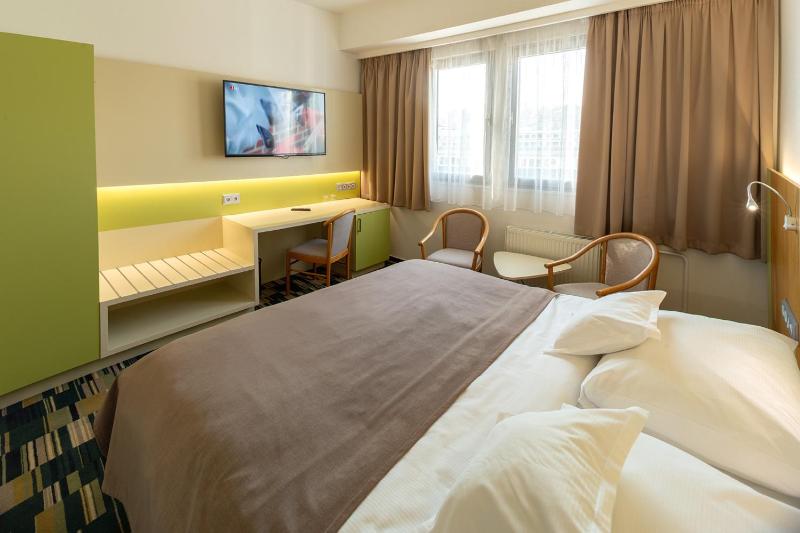 Standard Double Room image 4