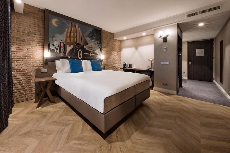 Superior King Room image 3