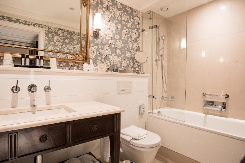 Junior Suite with Lake View image 4