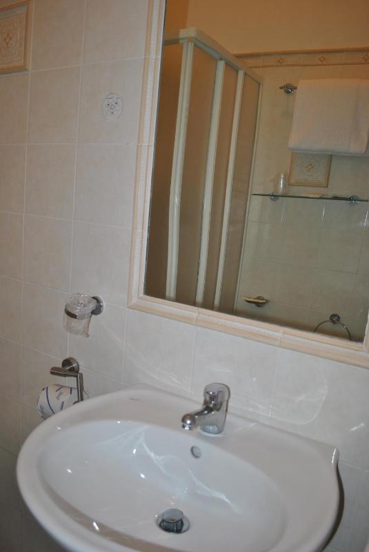 Economy Double or Twin Room image 2