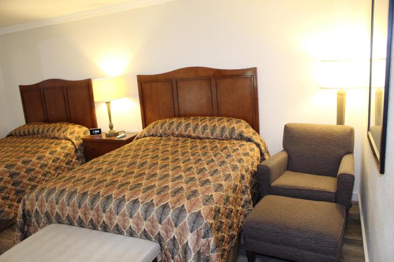 Deluxe Queen Room image 4