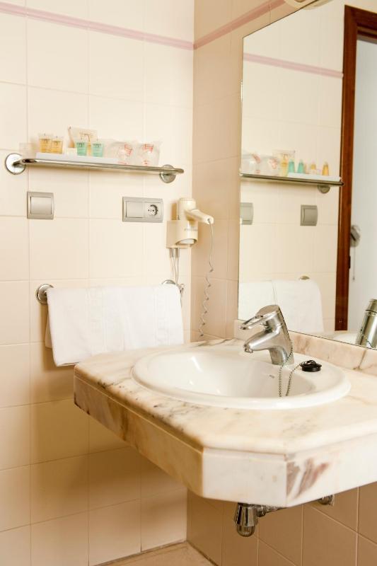 Twin Room with Extra Bed image 4