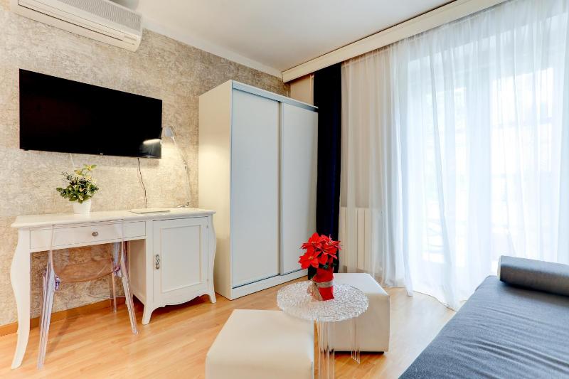 Suite with Park View and Terrace or Balcony image 2