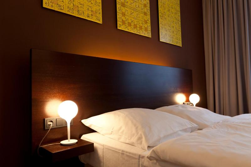 Superior Double Room King Size Bed image 3