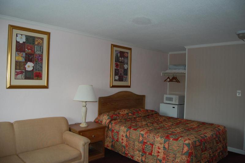 Queen Room - Non-Smoking image 3