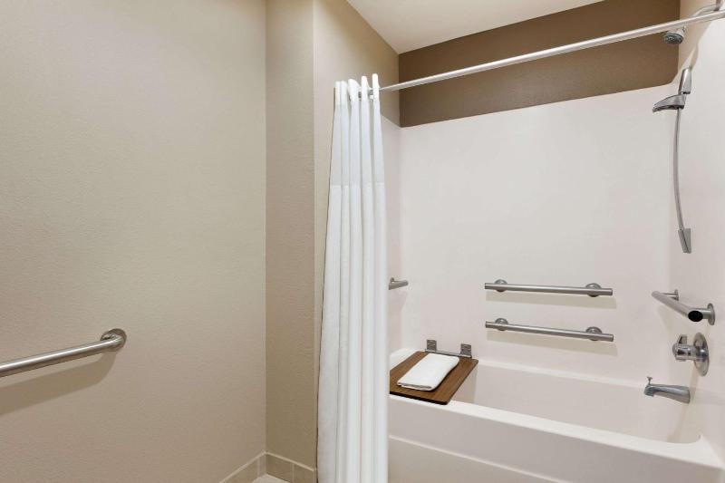 King Room with Bath Tub - Mobility Accessible/Non-Smoking image 4