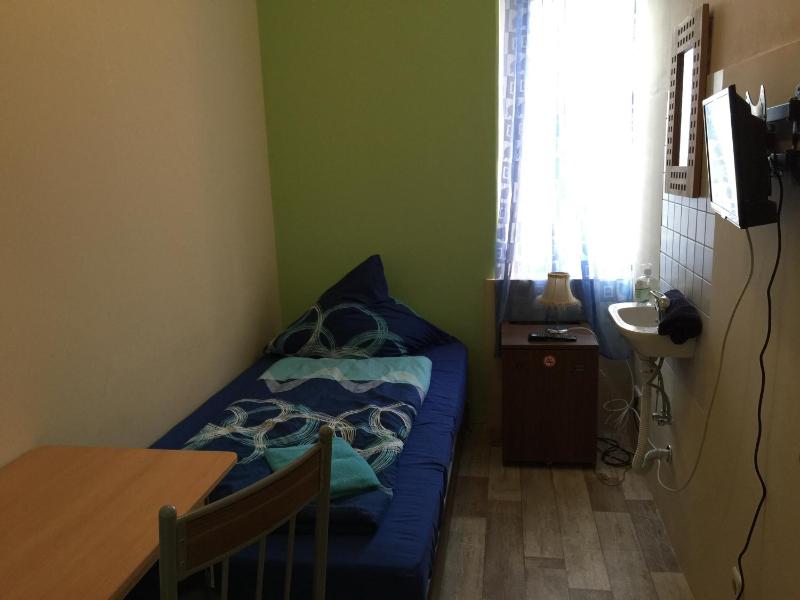 Preiswerte-Zimmer mit Bad-Miniküche 24-7 Self Check In - image 7