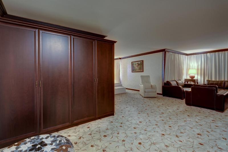 Deluxe King Suite with Mountain View image 2