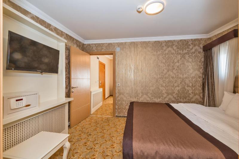 Family Room image 4