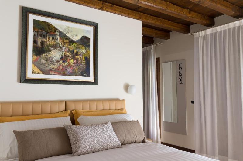 Twin Room with Private Bathroom image 4