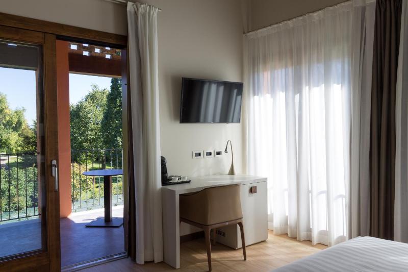 Double Room with Private Bathroom image 1