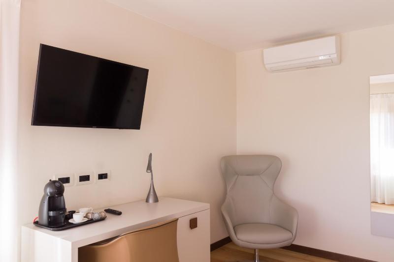 Deluxe Junior Suite image 4