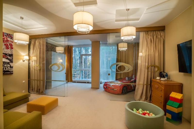 Family Room image 3