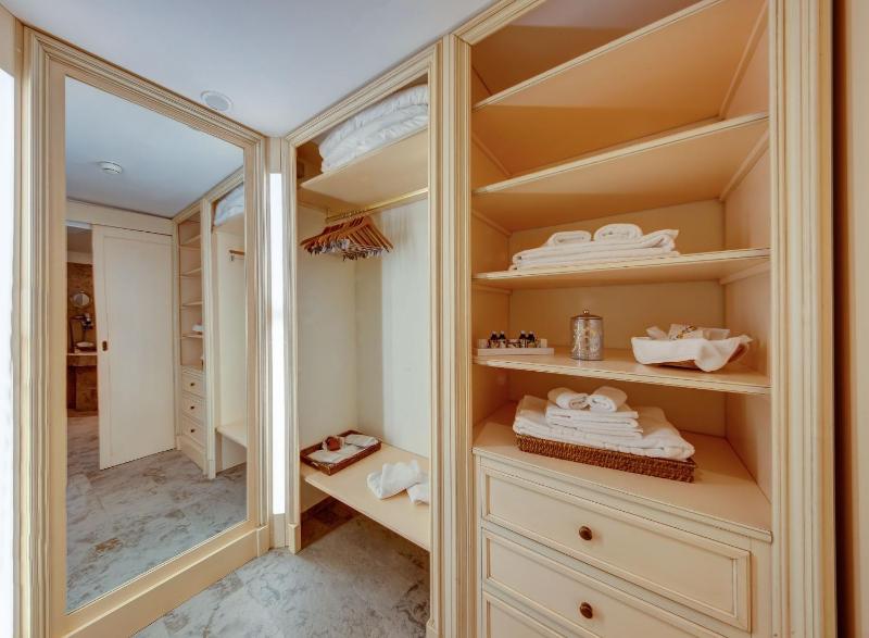 Suite with Balcony and Valley View image 1