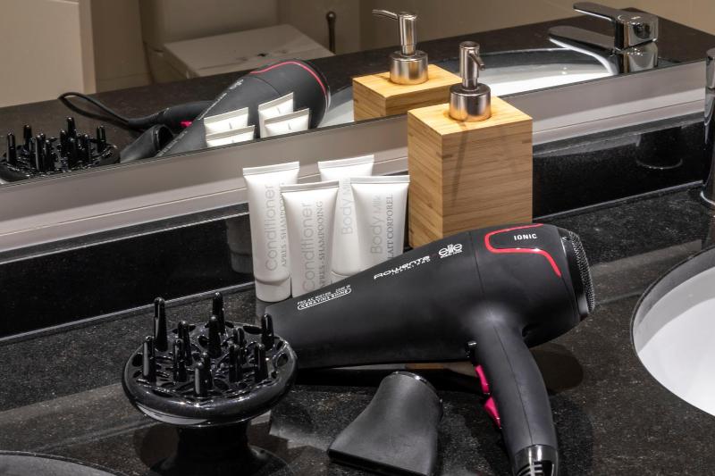 Deluxe Two-Bedroom Apartment image 2