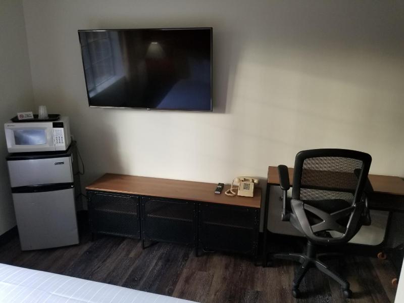 Queen Room - Disability Access image 3
